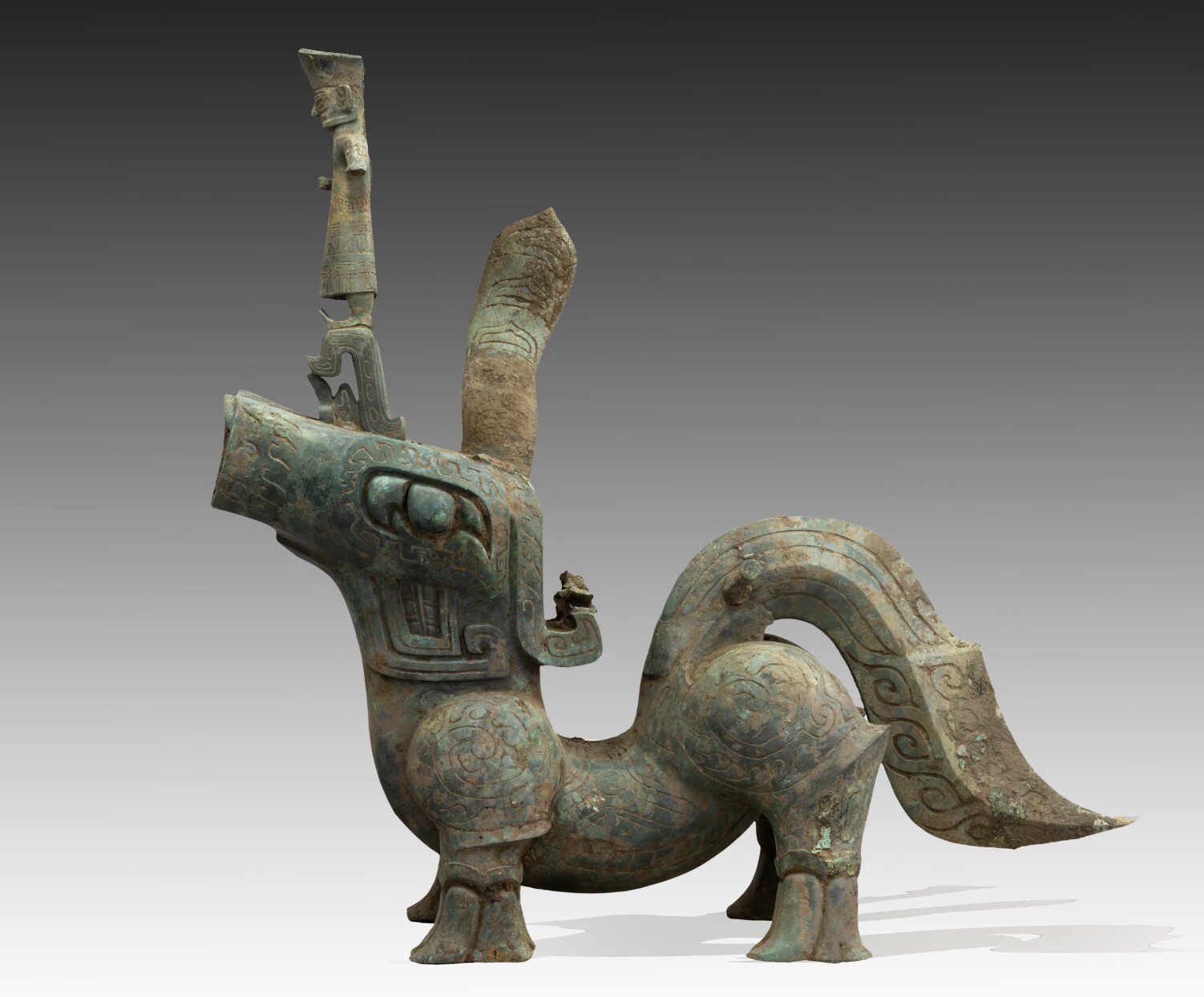 青铜骑兽顶尊人像底部神兽