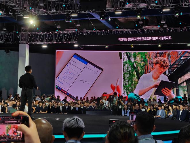 　　7月26日，三星首次在首尔举行手机新品全球发布会。图片来源：澎湃科技