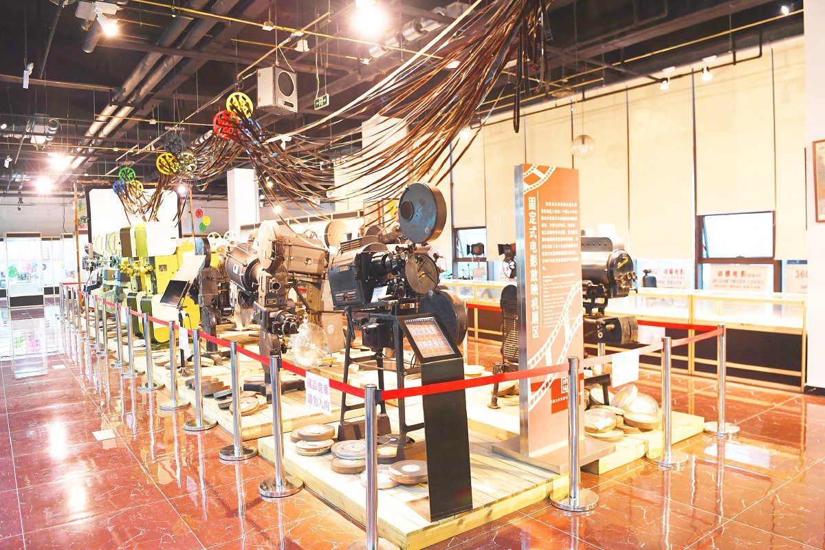 宋庄艺术创意小镇大戚收音机电影机博物馆,固定式电影放映机展区.