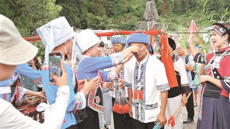游客在平塘掌布喝拦门酒. (平塘县融媒体中心供图)