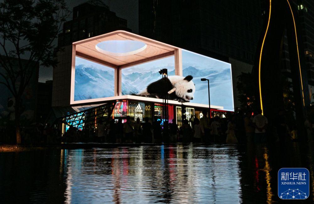 7月25日,成都太古里的3d裸眼大屏前人头攒动.