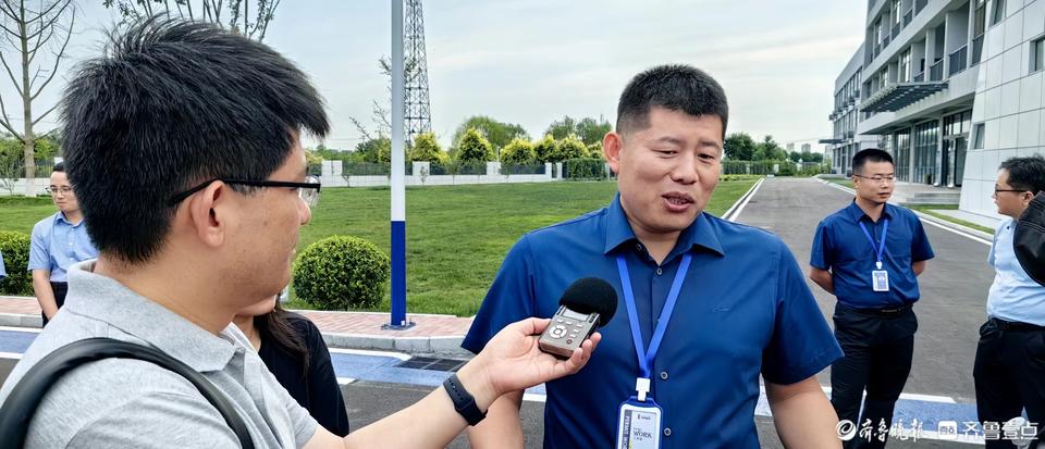 图为:博鼎集团董事长,力创科技创始人王立峰在接受媒体采访