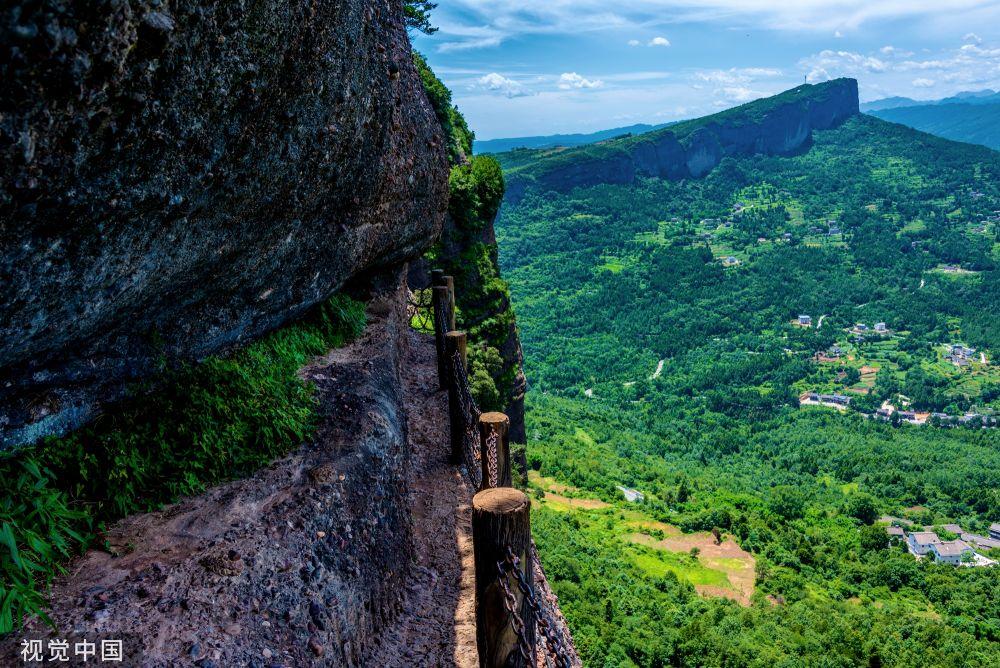 位于古蜀道上的剑门关鸟道 图片来源:视觉中国