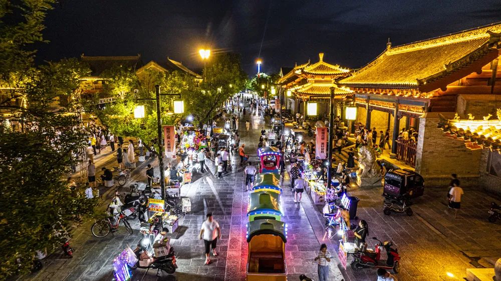 流光溢彩的古城夜景和丰富的夜间经济业态,吸引了大批市民前来游玩