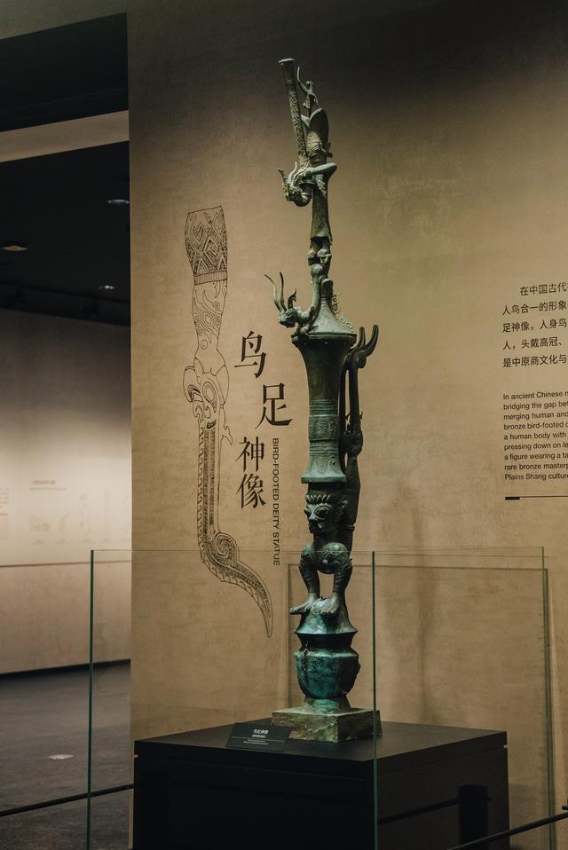三星堆博物馆新馆有三组文物实现了历时三千年 跨坑重聚首
