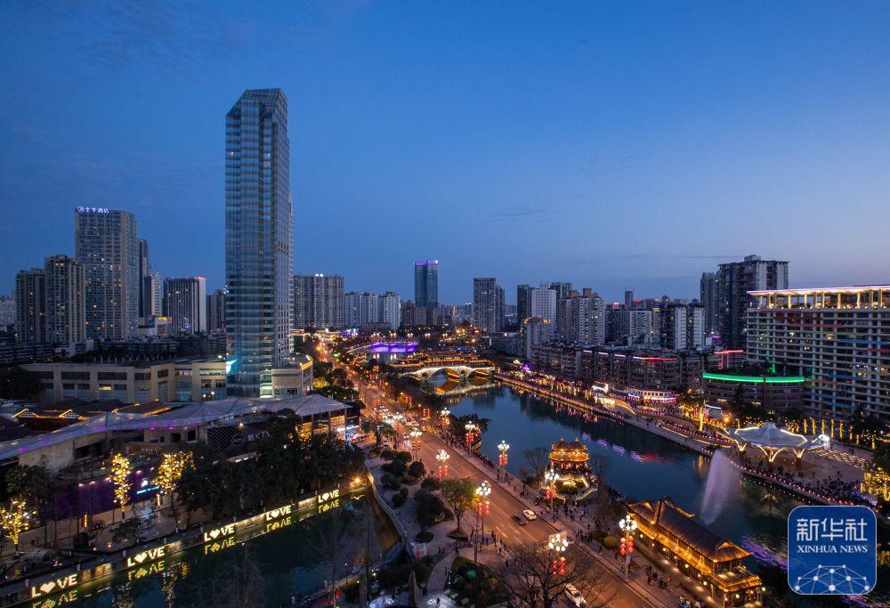夜幕下的成都市合江亭(2月16日摄).新华社记者 江宏景 摄