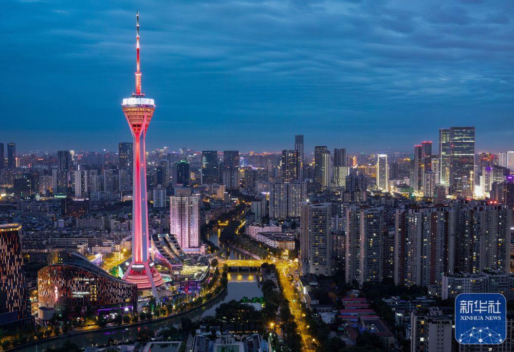 夜幕下的成都电视塔(6月1日摄).新华社记者 江宏景 摄