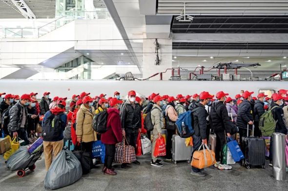 1月30日，广东广州市，载着544名广西籍务工人员的入粤返岗免费专列抵达广州南站。摄影/本刊记者 陈骥旻