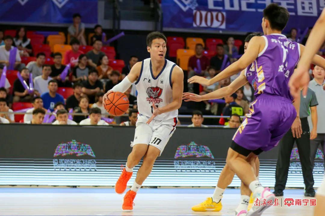 广西威壮球员带球进攻