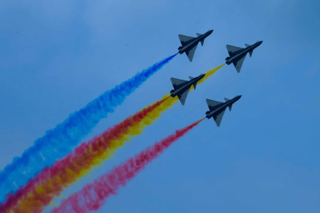 "八一"飞行表演队特别选用代表五星红旗和空军军旗的红,黄,蓝三色进行