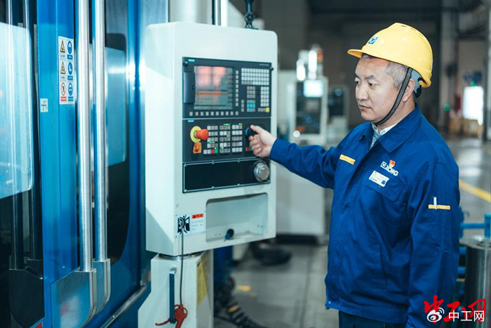 徐州重型机械有限公司数控车工,特级技师孟维在工作中.(受访者供图)