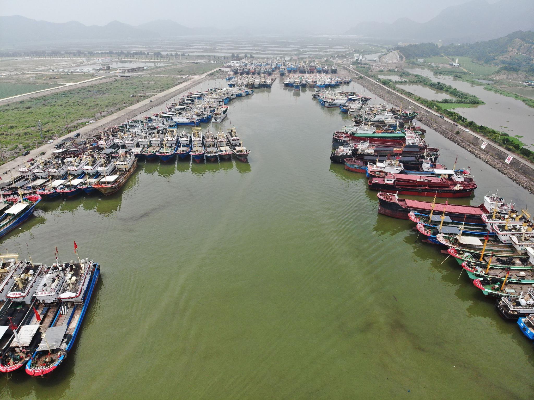 在临海市红脚岩渔港,渔船整齐停靠在港内避风. 毛坚军摄影
