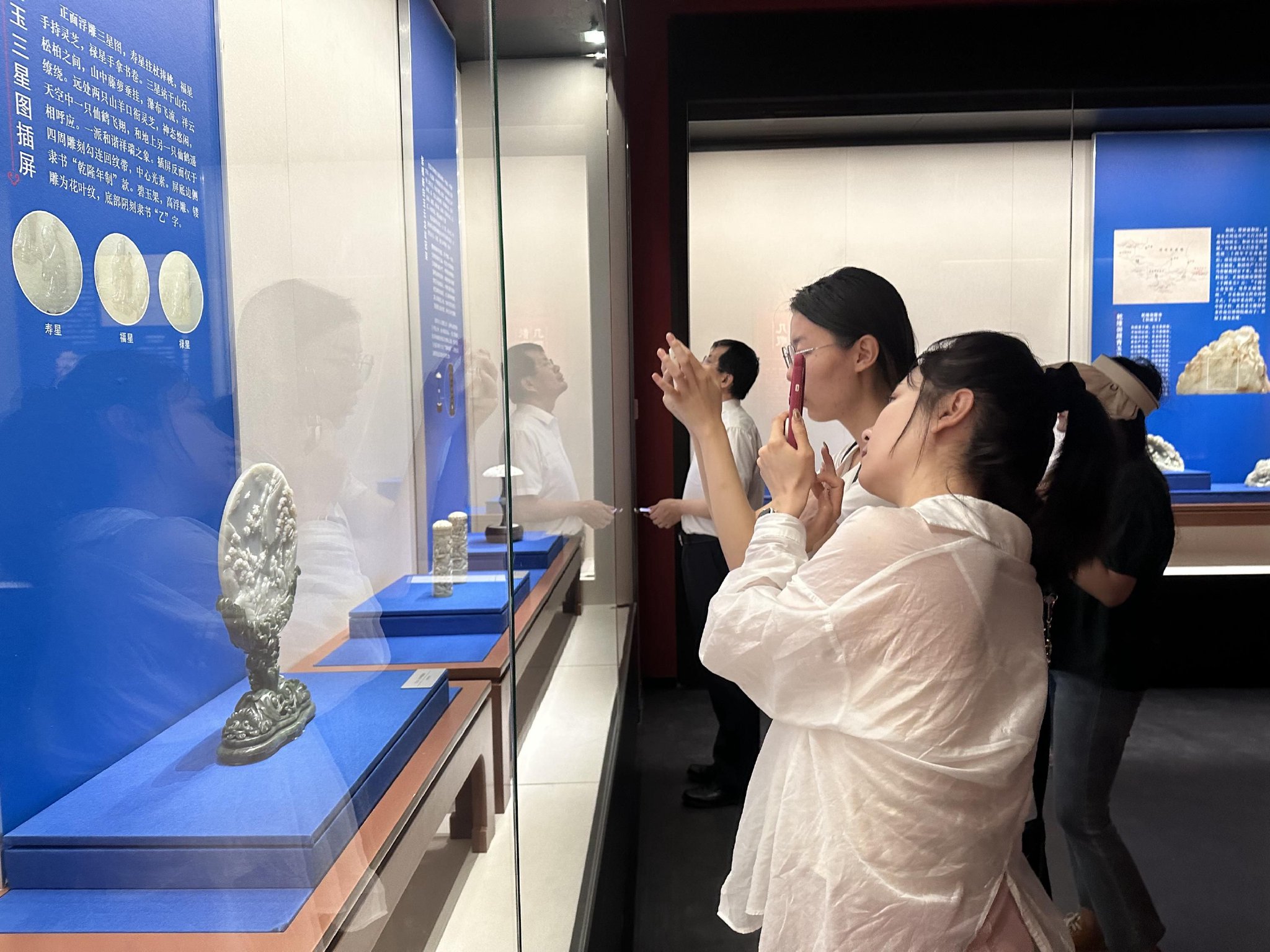 新疆维吾尔自治区博物馆“故宫厅”开展首日，观众络绎不绝。王思超 摄