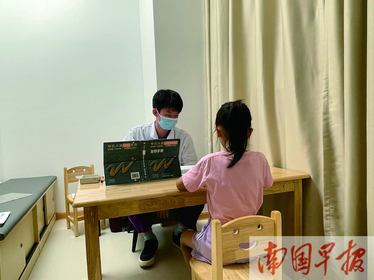 医生在给儿童做咨询.