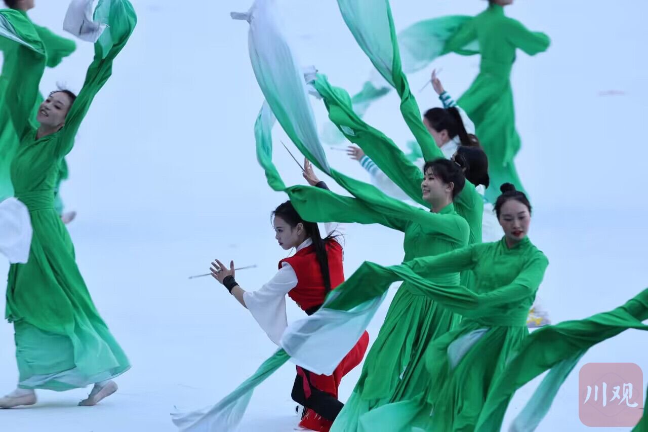 峨眉刺与水袖齐舞 华小峰摄