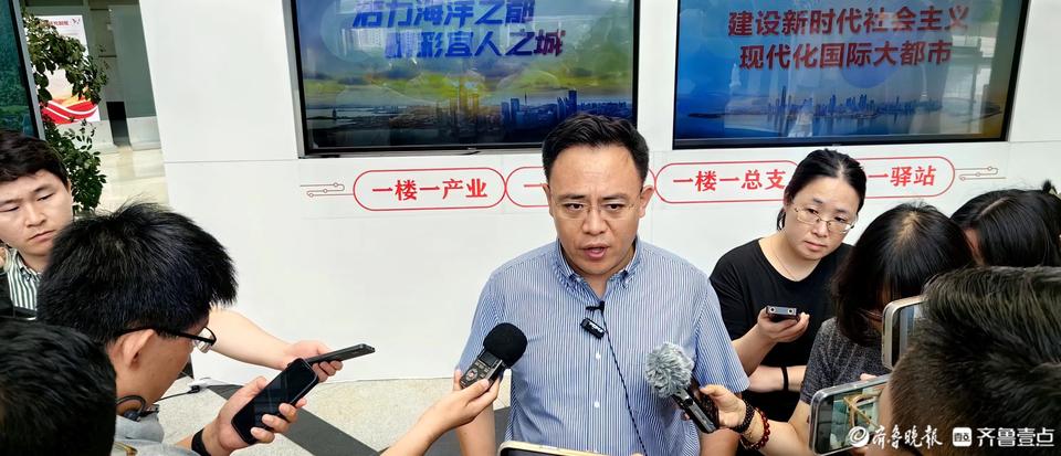 图为:崂山区政府副区长刘凌在接受采访.