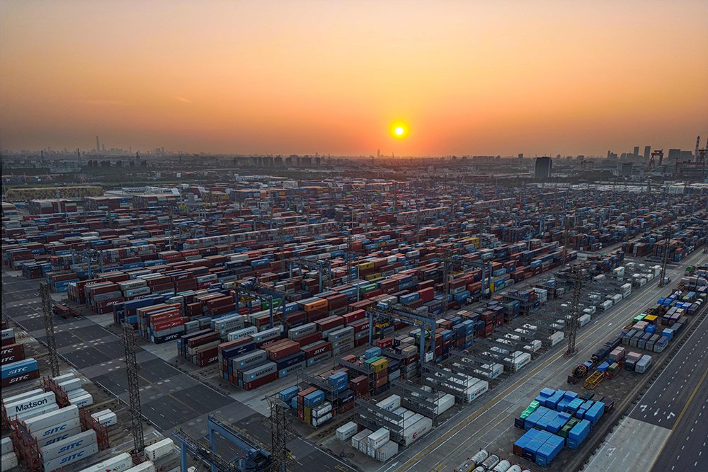 夕阳下的上海外高桥口岸四期码头堆场上集装箱有序码放.马杰&nbsp; 图