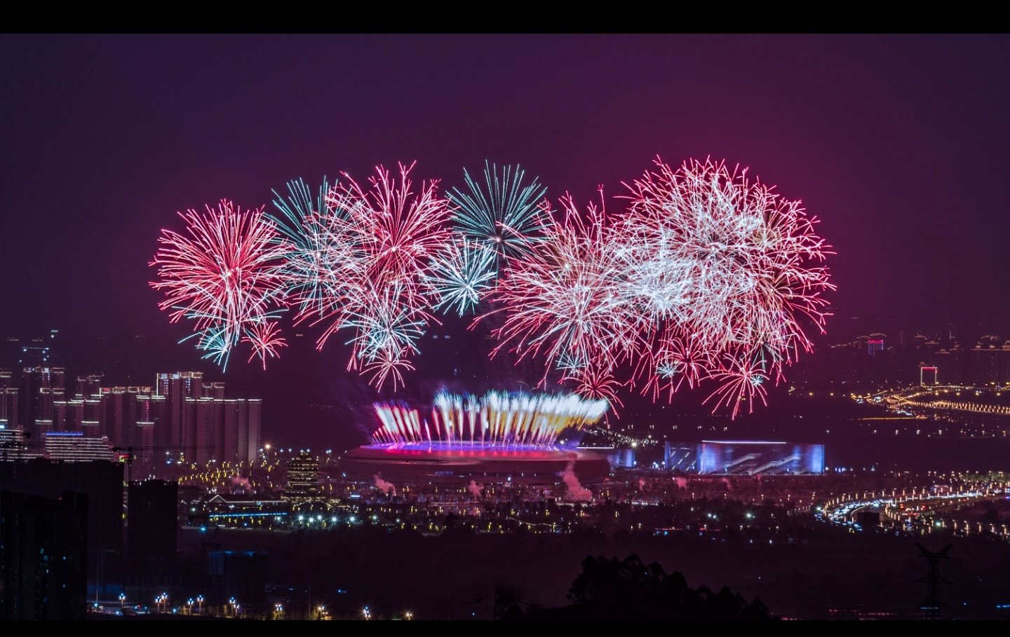 焰火表演不仅是开幕式的氛围担当,也是中国用天空写给世界的青春诗语.