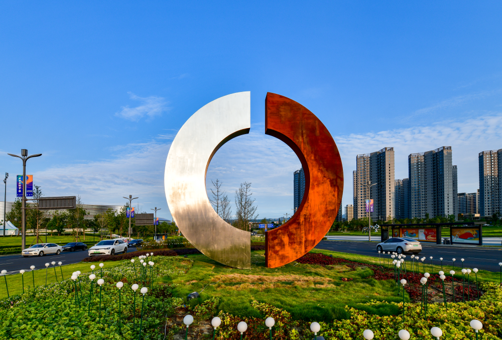 成都国际友城雕塑为大运会增添亮丽色彩_新浪财经_新浪网
