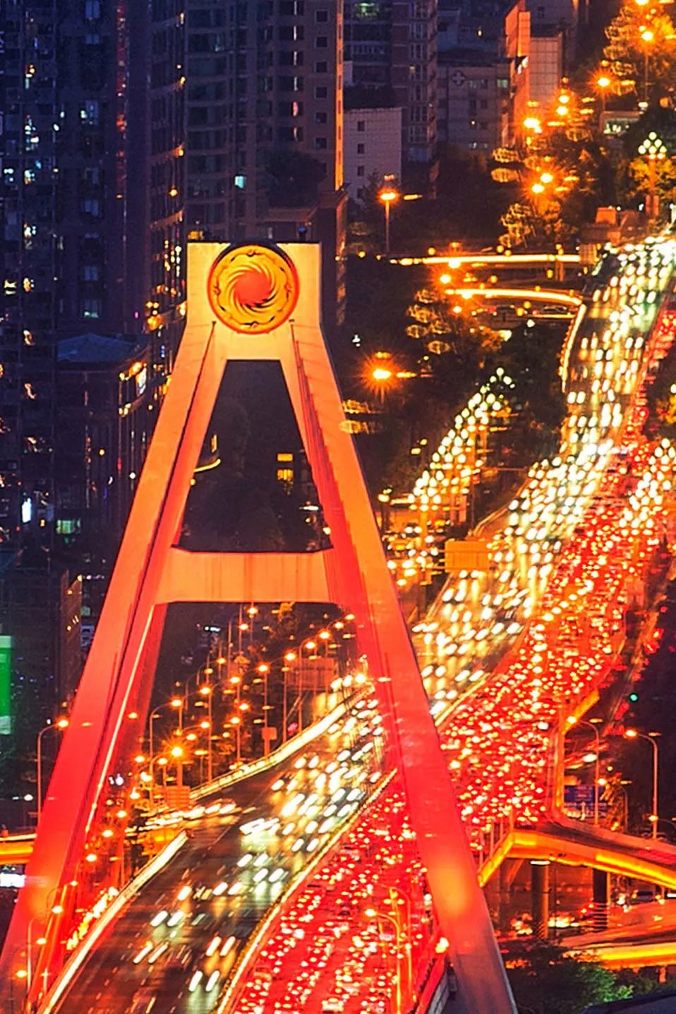 成都人民南路跨线桥上的太阳神鸟标识(王效 摄)