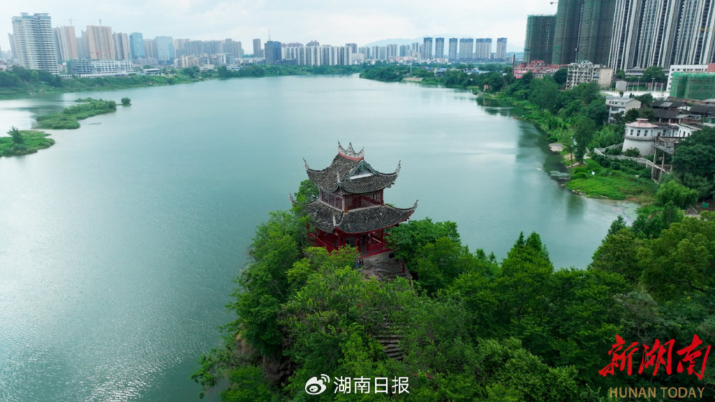 月移塔影过江来云带钟声穿树去邵阳市双清公园里有一座双清亭,双清亭