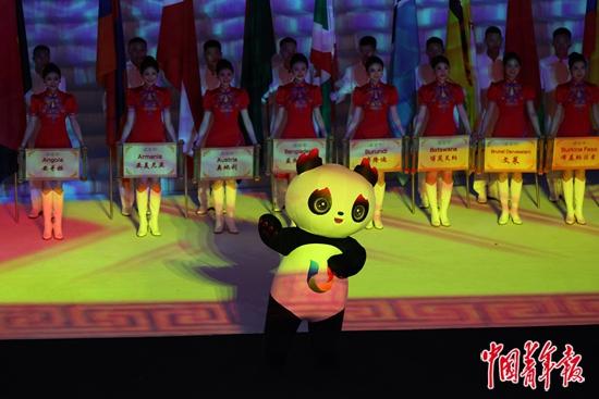 7月28日，成都第31届世界大学生夏季运动会开幕式上，志愿者手持蜀绣引导牌进场。中青报·中青网记者 曲俊燕/摄