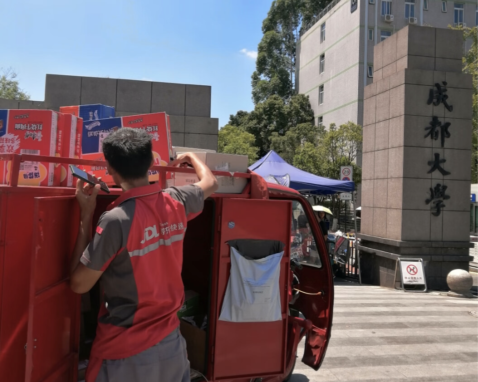 大运村落片区快递单量狂跌10倍，专家合成“大运经济”破费将俯冲