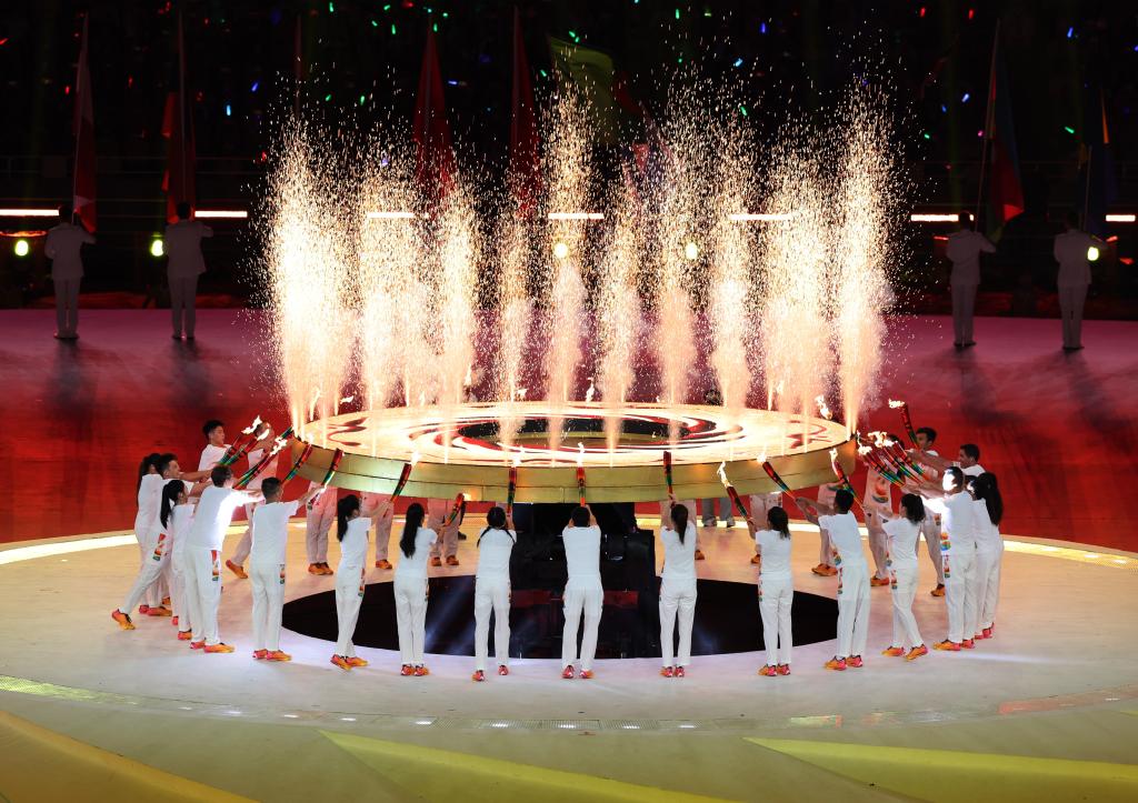 这是7月28日拍摄的开幕式点火仪式.新华社记者江宏景摄