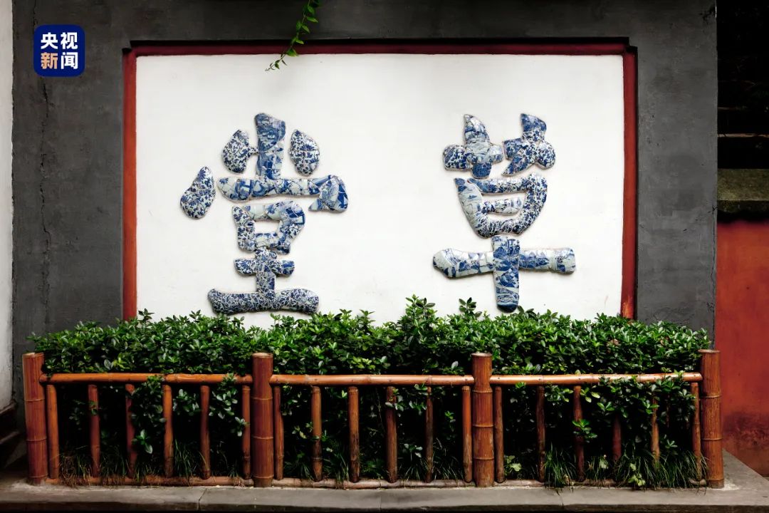 △在成都的生活,是杜甫和家人难得的静好时光,一句“我住锦官城”尽露杜甫对成都的归属感。