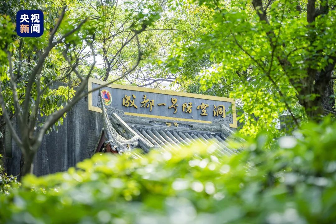 △人民公园自带防空洞,每到夏季暴热时,市民就躲到洞里乘凉,洞内还有桌椅、电视、排风扇、除湿机等。