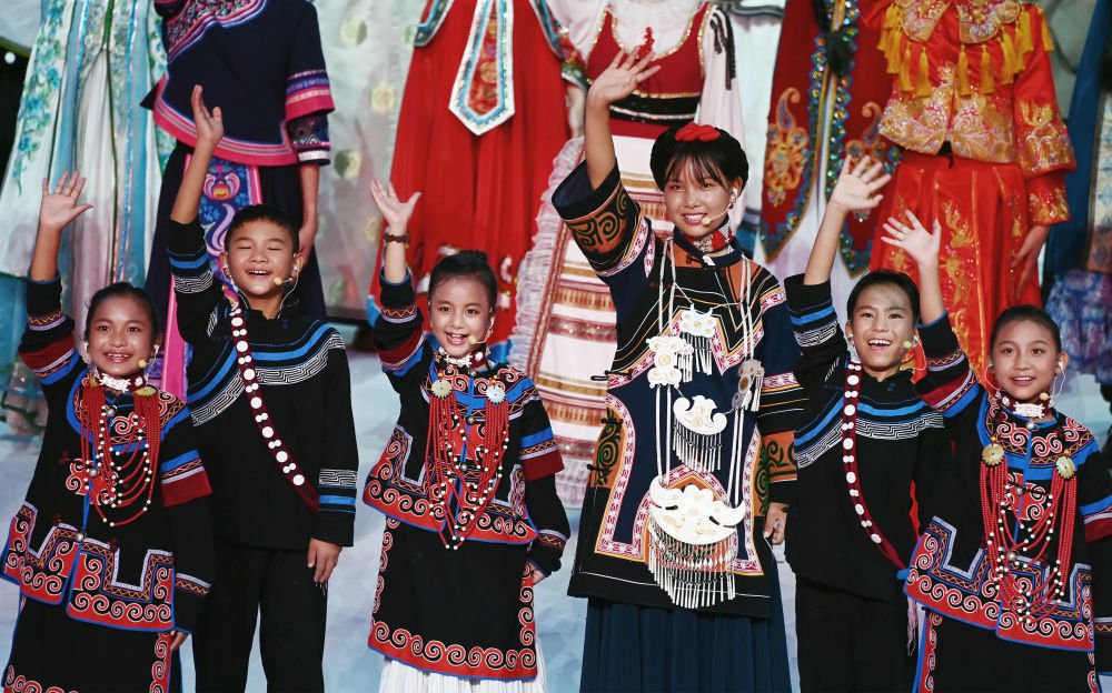 7月28日,来自四川凉山彝族自治州的孩子们在成都大运会开幕式上歌唱.