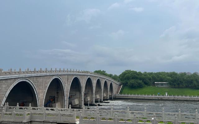 北运河北关拦河闸实施预泄,降低河道水位.北京市水务局供图