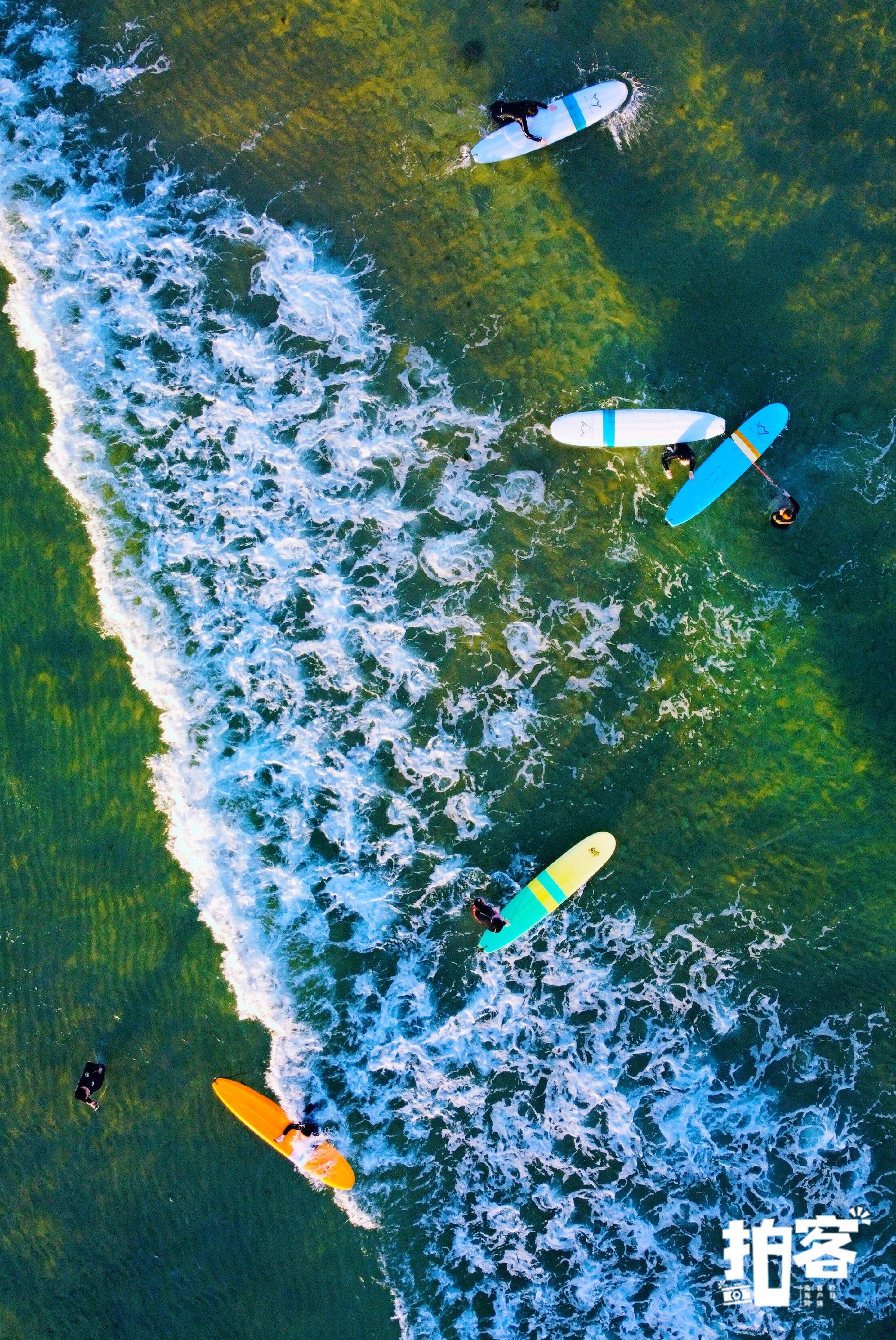冲浪爱好者在万宁日月湾浪尖上起舞.