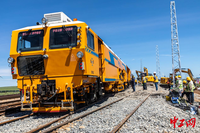 大机进行捣固作业. 张浩楠 摄