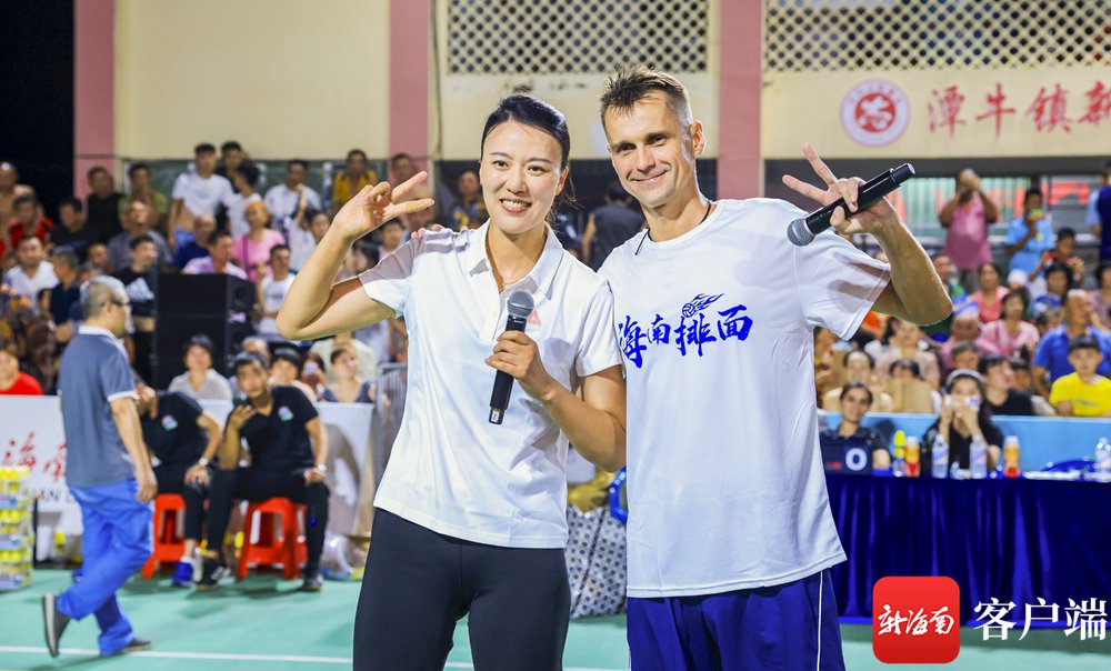 前中国女排运动员,教练索玛(左)和加拿大籍,前斯洛伐克职业排球运动员