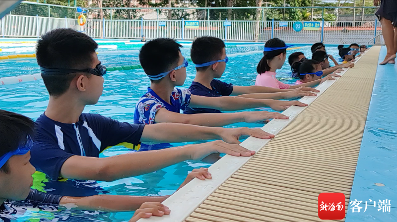 万宁暑期"游泳热":12所学校泳池免费开放 每天600余名学生泳池"撒欢"