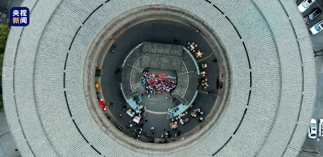 △成都洛带土楼,参照福建永定土楼打造,还原客家土楼的精神风貌。