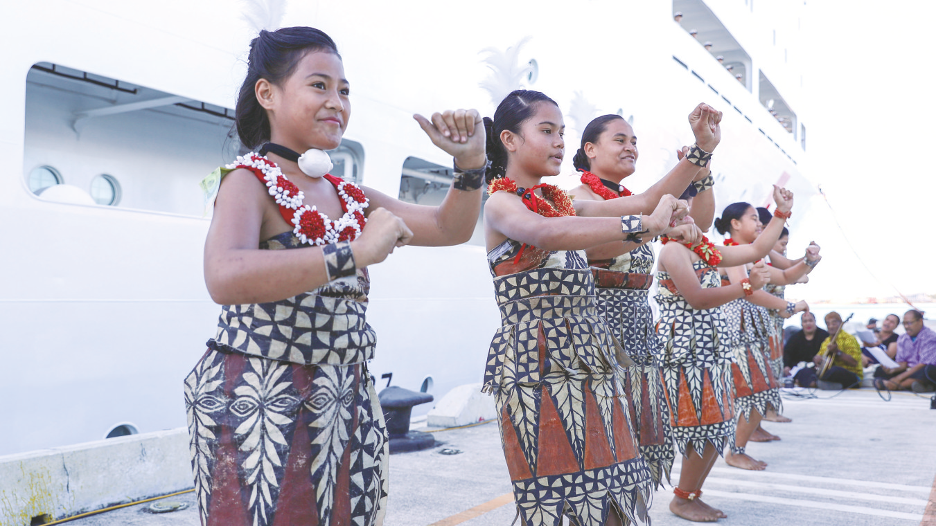汤加王国努库阿洛法港,身着传统服饰的当地民众在欢迎仪式上表演民族