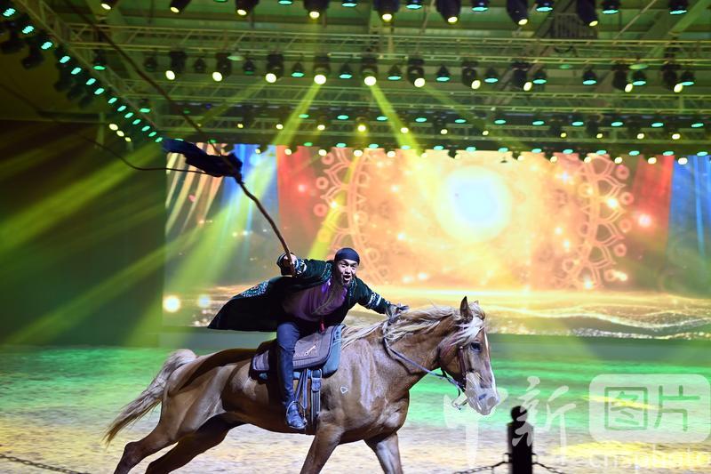 【甘快看】甘肃兰州:大型马文化实景演出《舞马丹霞》吸引游客|甘肃省