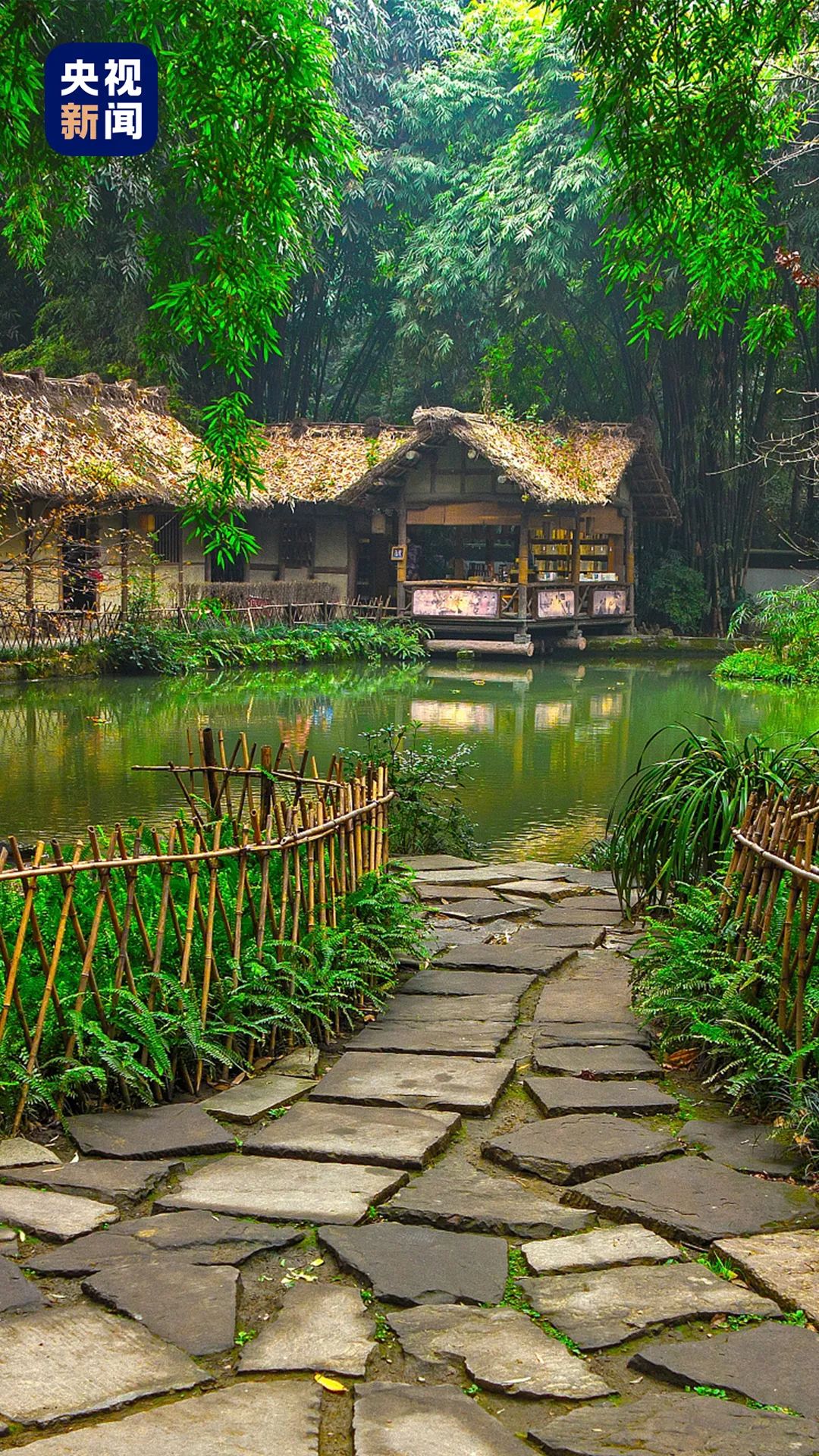 △在成都的生活,是杜甫和家人难得的静好时光,一句“我住锦官城”尽露杜甫对成都的归属感。