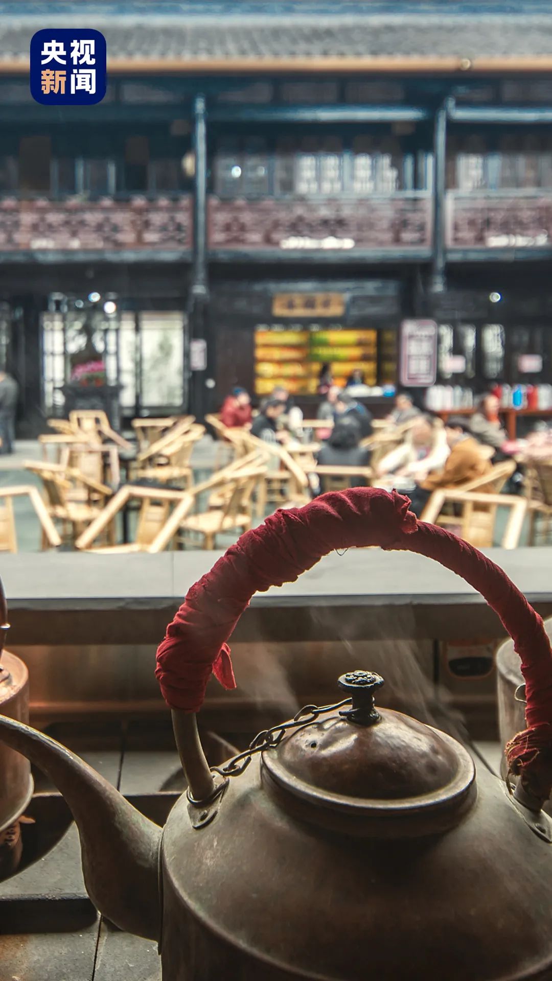 △据统计,成都有近万家茶馆。