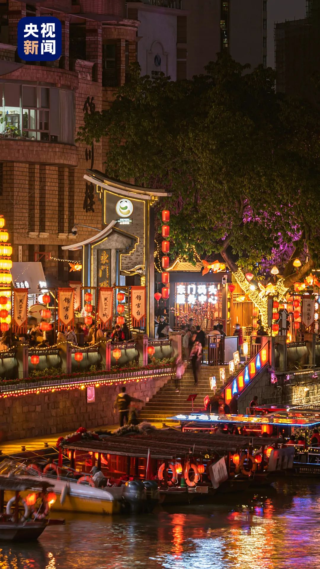 △成都东门码头锦江水上非遗表演,皮影戏、舞狮、腰鼓等轮番上演。