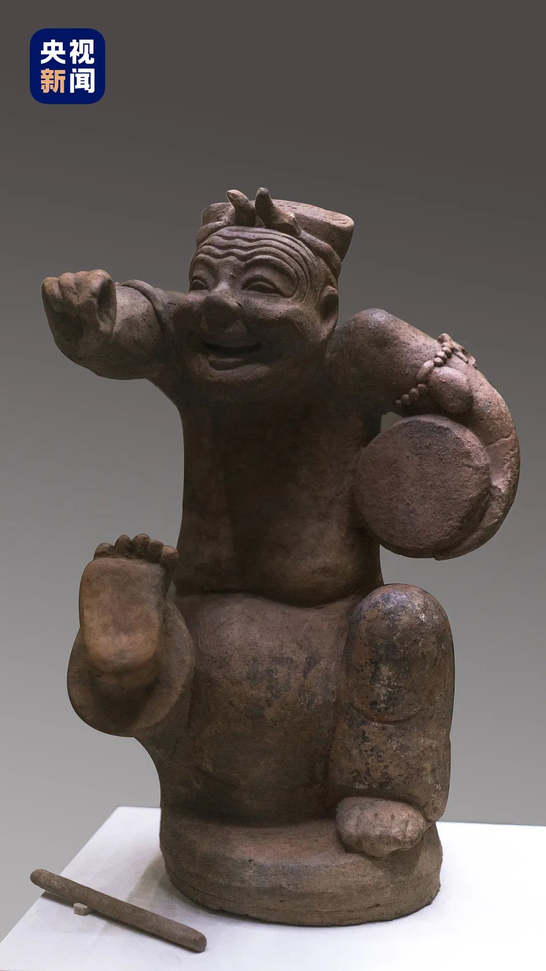 △东汉击鼓说唱俑于1957年出土于成都市天回山东汉崖墓,现藏于中国国家博物馆。