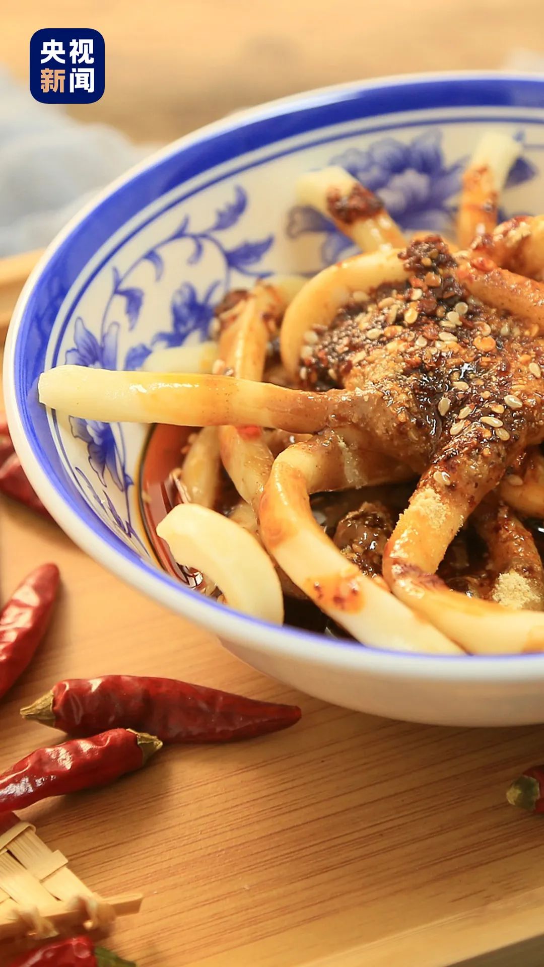 △甜水面入口微甜有嚼劲,还有花生碎和花椒的香味,较爽口。