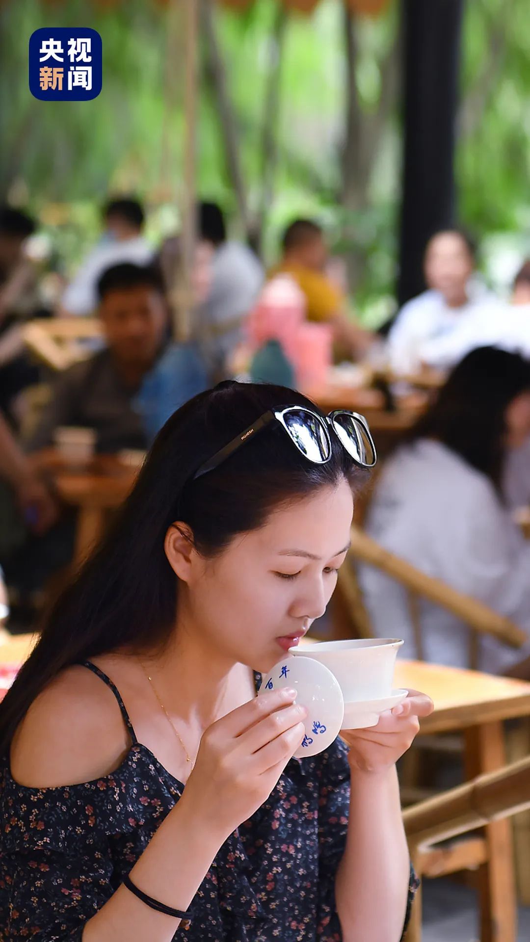 △成都人民公园内的“鹤鸣茶社”有百年历史,是成都茶馆中影响力较大的一家。