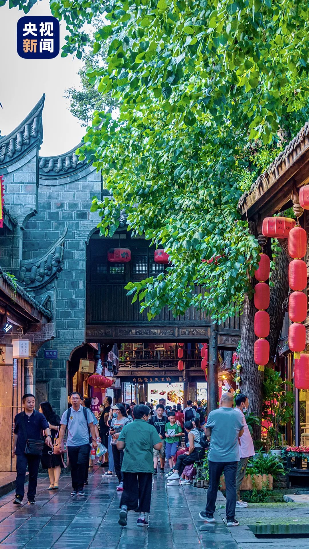 △锦里古街。作为武侯祠博物馆的一部分,“拜武侯、泡锦里”已成为来成都的必游项目。