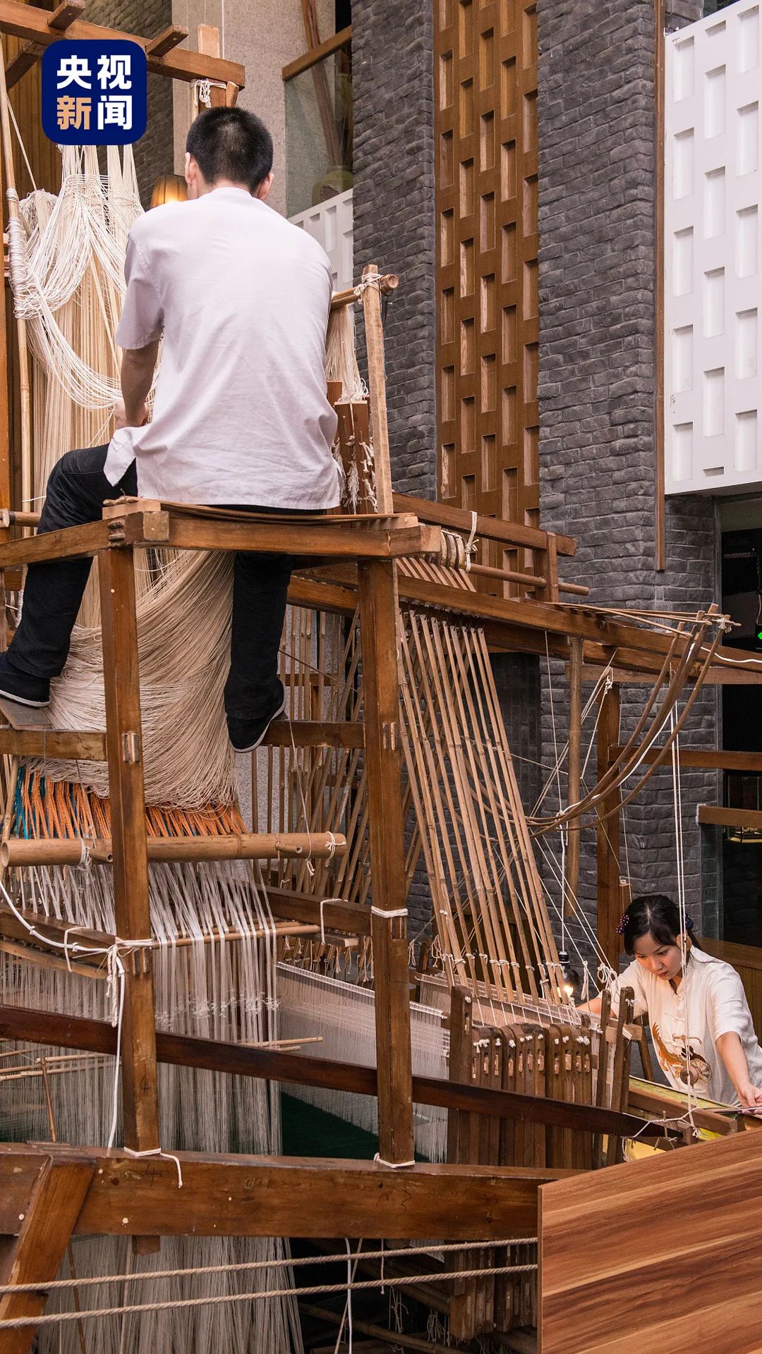 △蜀锦原材料为珍贵的蚕丝,生产工艺繁复。