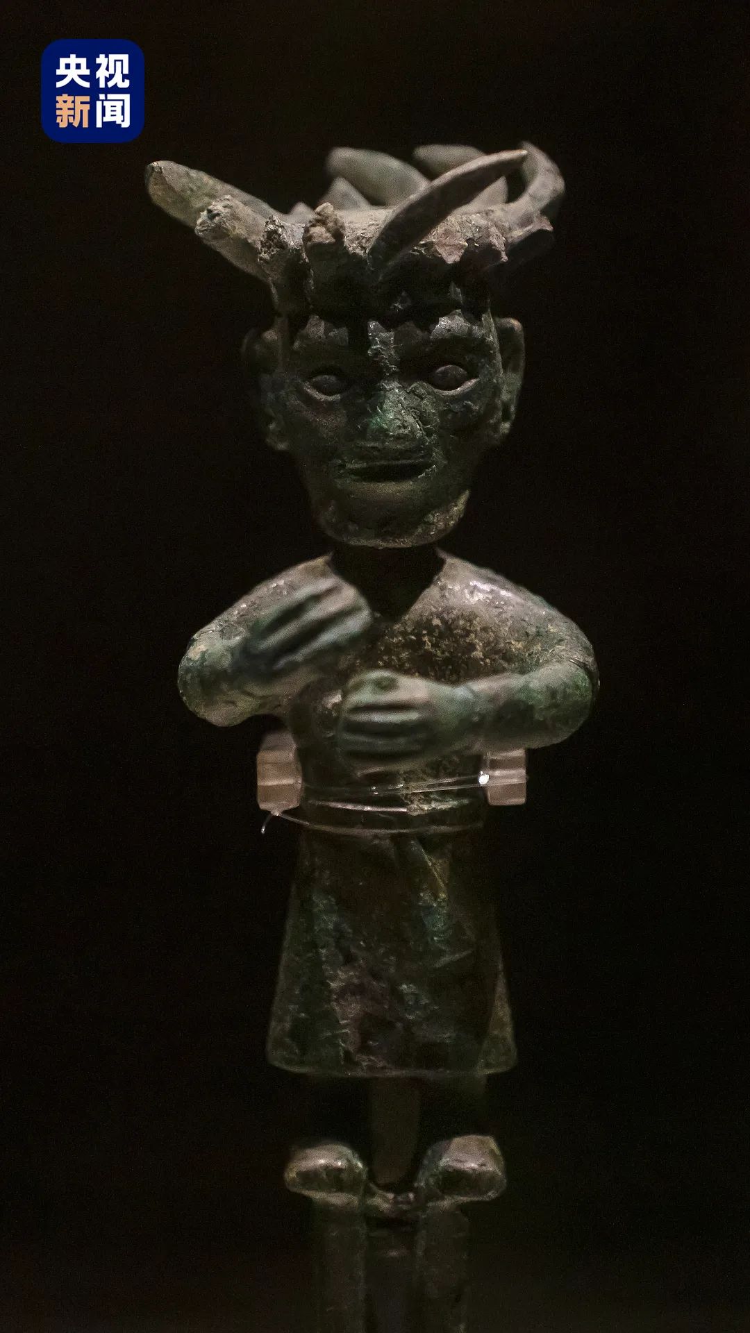 △金沙遗址铜立人。铜立人头上的涡形帽圈与“太阳神鸟”的太阳图案相似,象征光芒四射的太阳。