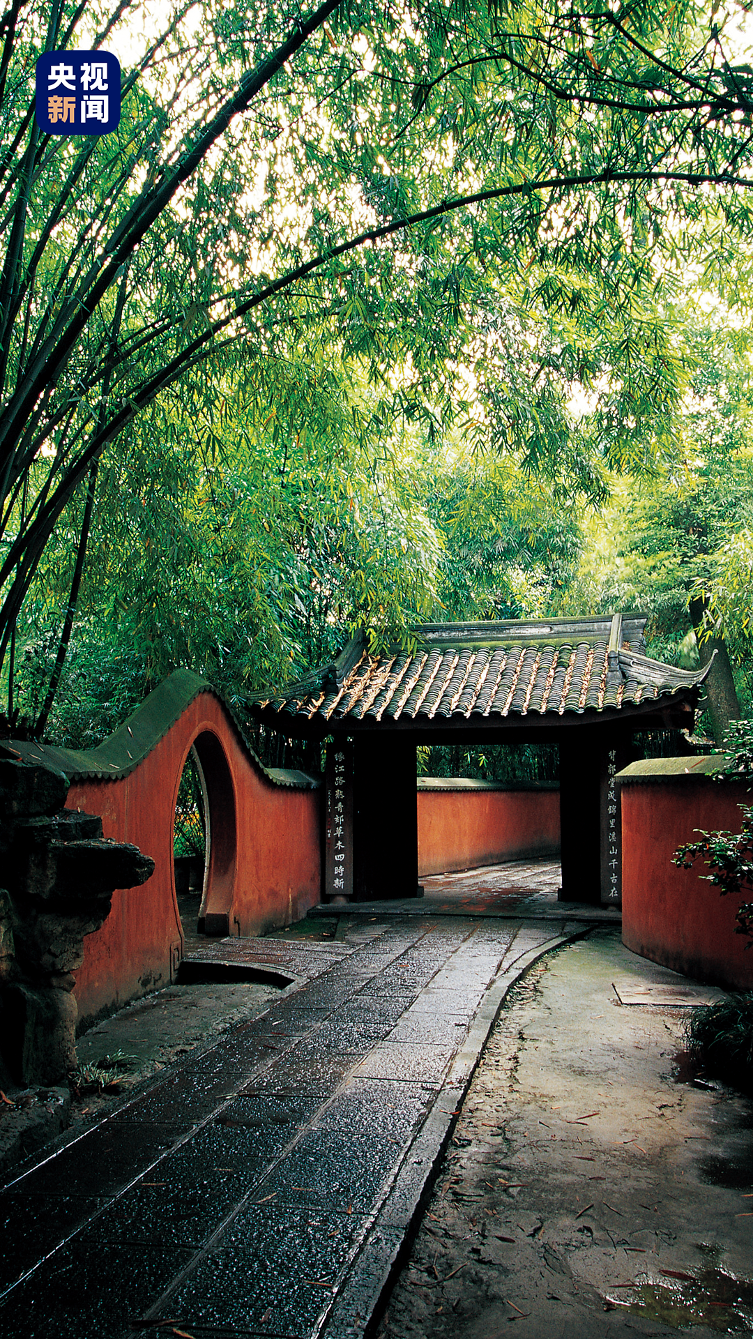 在成都的生活,是杜甫和家人难得的静好时光,一句"我住锦官城"尽露