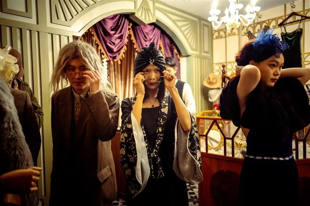 沉浸式戏剧《普罗维登》的演员们在候场 摄影:董天晔